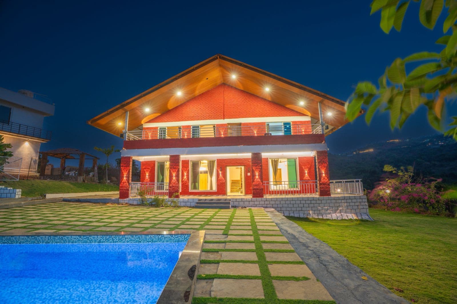 Red Baddie in Lonavala